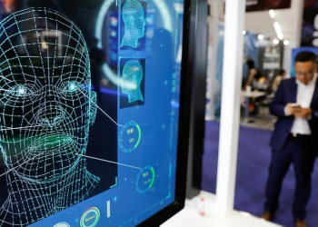 Los visitantes revisan sus teléfonos detrás del software de reconocimiento facial durante la Conferencia Mundial de Internet Móvil (GMIC) en la Convención Nacional en Beijing, China, 27 de abril de 2018. REUTERS / Damir Sagolj