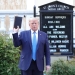 El presidente de los Estados Unidos, Donald Trump, sostiene una Biblia mientras se para frente a la Iglesia Episcopal de San Juan frente a la Casa Blanca después de caminar allí para tomarse una foto durante las protestas en curso por la desigualdad racial a raíz de la muerte de George Floyd mientras estaba en custodia de la policía. Casa Blanca en Washington, EE. UU., 1 de junio de 2020. REUTERS / Tom Brenner IMÁGENES TPX DEL DÍA