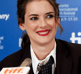 La actriz Winona Ryder acusó por segunda vez al actor Mel Gibson de antisemita al recordar un incidente en el que le preguntó si era una "esquivadora de hornos" en alusión al Holocausto. Imagen: Wikipedia