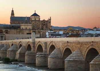 El verano más intenso CÓRDOBA, ÁRABE Y ROMANA. La Mezquita de Córdoba, junto a la Alhambra de Granada uno de los monumentos más visitados, vista desde el Puente Romano. Andalucía