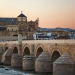 El verano más intenso CÓRDOBA, ÁRABE Y ROMANA. La Mezquita de Córdoba, junto a la Alhambra de Granada uno de los monumentos más visitados, vista desde el Puente Romano. Andalucía