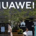 La gente pasa frente a una tienda Huawei en un complejo comercial en Beijing, China, 14 de julio de 2020. REUTERS / Tingshu Wang