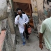 Un médico participa en una caminata en el barrio de bajos ingresos de Las Mayas, a medida que aumentan los casos en medio del brote de la enfermedad por coronavirus (COVID-19), en Caracas, Venezuela, 14 de julio de 2020. REUTERS / Manaure Quintero