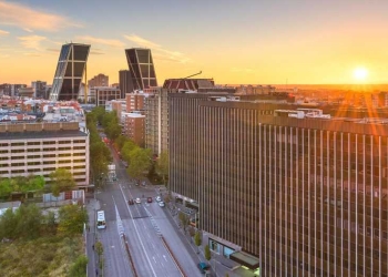 Distrito financiero horizonte al atardecer. Madrid, España.