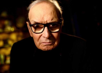 Compositor italiano, Ennio Morricone, posa para una foto en una entrevista con Reuters antes de una presentación en el O2 Arena de Londres, Reino Unido. 16 de febrero de 2016.   REUTERS/Dylan Martínez/Foto de archivo