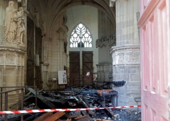 Francia investiga fuerte incendio en la catedral de Nantes / Foto REUTERS / Stephane Mahe