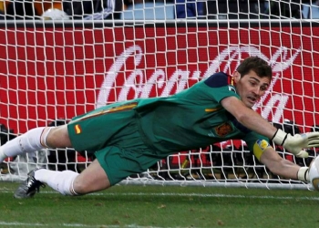 Es oficial, Iker Casillas cuelga los guantes y las botas / Foto REUTERS / Marcos Brindicci