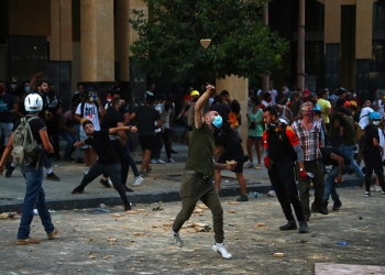 Tensión en Beirut, libaneses arremeten contra cuatro ministerios / foto REUTERS / Hannah McKay
