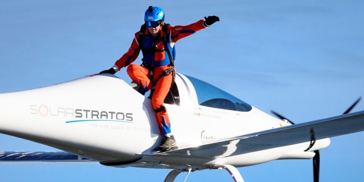 Primer salto y caída libre en avión solar