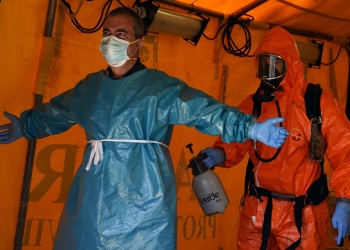 Trabajadores sanitarias extreman las medidas de seguridad ante aumento de casos por la COVID-19 en España / Foto REUTERS / Juan Medina