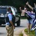 Partidarios y manifestantes reaccionan cuando la caravana del presidente de Estados Unidos, Donald Trump, sale del Trump National Golf Club en Sterling, Virginia, Estados Unidos, el 23 de agosto de 2020. REUTERS / Erin Scott