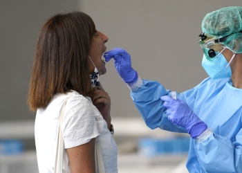 Un trabajador médico administra una prueba de PCR a un residente de la ciudad vasca de Azpeitia, España, en medio de un brote localizado de la enfermedad por coronavirus (COVID-19), el 17 de agosto de 2020. REUTERS / Vincent West