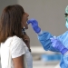 Un trabajador médico administra una prueba de PCR a un residente de la ciudad vasca de Azpeitia, España, en medio de un brote localizado de la enfermedad por coronavirus (COVID-19), el 17 de agosto de 2020. REUTERS / Vincent West