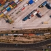 Área de carga industrial con buque portacontenedores, vista aérea del muelle de transporte. Valencia, España.