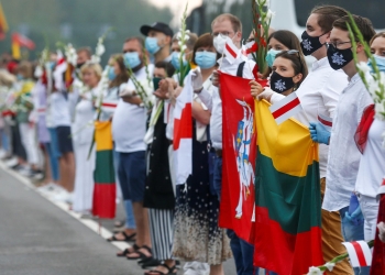 Las personas forman una cadena humana para mostrar su apoyo a los manifestantes en Bielorrusia en Medininkai, Lituania, el 23 de agosto de 2020. REUTERS / Ints Kalnins