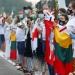 Las personas forman una cadena humana para mostrar su apoyo a los manifestantes en Bielorrusia en Medininkai, Lituania, el 23 de agosto de 2020. REUTERS / Ints Kalnins