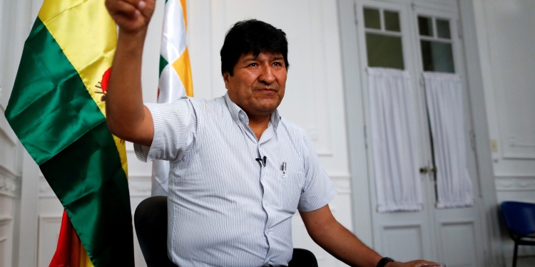 El expresidente de Bolivia, Evo Morales, hace gestos durante una entrevista con Reuters en Buenos Aires, Argentina, el 2 de marzo de 2020. Reuters / Agustín Marcarian / foto de archivo