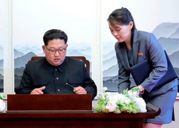 Kim Jong Un y su hermana menor, Kim Yo Jong, durante un evento político. Foto cortesía