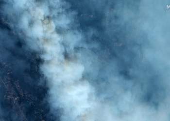 El humo cubre el paisaje en esta imagen satelital del incendio forestal CZU Lightning Complex sobre Santa Cruz, California, EE. UU., 21 de agosto de 2020. Fotografía tomada el 21 de agosto de 2020. Maxar Technologies / Handout via REUTERS