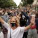 En el mundo, las protestas se intensifican contra los gobiernos antes las medidas por confinamiento, mientras las cifras por contagios aumentan / Foto REUTERS / Javier Barbancho