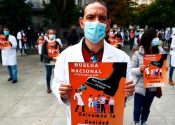 Los médicos en España van a huelga, después de 25 años, por condiciones de la Sanidad y un decreto que atenta contra su labor / REUTERS