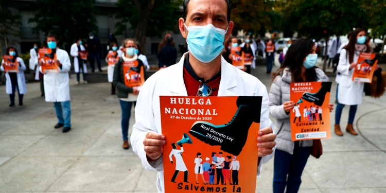 Los médicos en España van a huelga, después de 25 años, por condiciones de la Sanidad y un decreto que atenta contra su labor / REUTERS