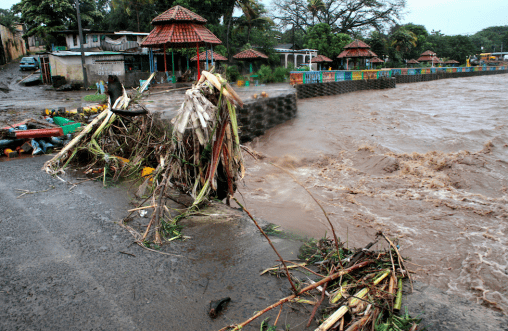 La basura y los escombros se ven en el río Masachapa después de que el huracán Eta azotara la costa caribeña de Nicaragua en Masachapa