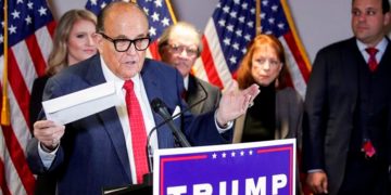 Rudy Giuliani, líder del equipo de abogados de Trump, presentó en una conferencia de prensa algunas de las evidencias de fraude electoral que manejan / REUTERS