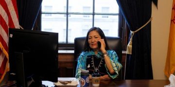 Joe Biden nominó a Deb Haaland como secretaria de Interior, a cargo de recursos naturales públicos y la relación con comunidades tribales / REUTERS