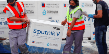 Descarga de cajas con vacuna Sputnik V en el Aeropuerto Internacional Ezeiza, en Buenos Aires (Argentina), el 28 de enero. En video, imágenes de la producción de la vacuna. REUTERS