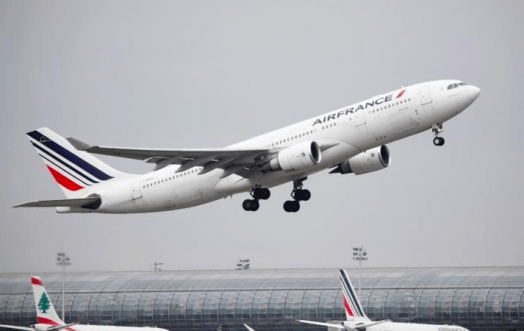 Un avión Airbus A330 de Air France cargado con aceite para freír despega en el aeropuerto Charles de Gaulle de París. REUTERS