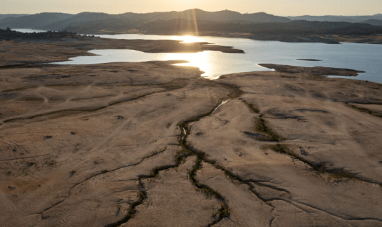 El lecho del lago queda expuesto a medida que los niveles del agua retroceden en el lago Folsom afectado por la sequía. California / Los Angeles Times
