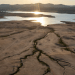 El lecho del lago queda expuesto a medida que los niveles del agua retroceden en el lago Folsom afectado por la sequía. California / Los Angeles Times