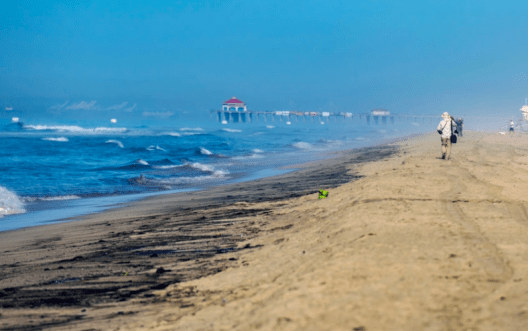 La mañana del sábado se reportó uno de los mayores derrames de petróleo en la costa sur de California