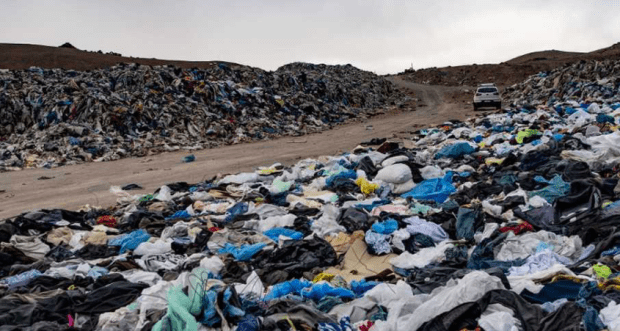 Cada segundo, el equivalente a un camión lleno de ropa es enviado a un vertedero. En el desierto de Atacama se acumulan toneladas de prendas.