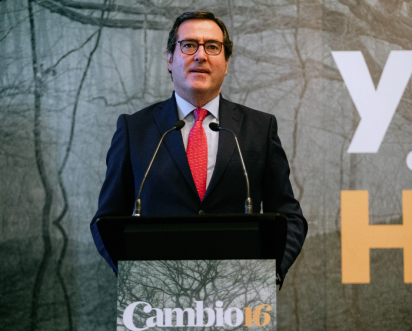 Antonio Garamendi recibe el premio Empresa de manos de Jorge Neri, editor de Cambio16