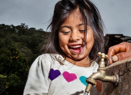 Desde el año 2010 la Asamblea General de Naciones Unidas reconoce el acceso al agua potable como un derecho humano.
