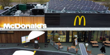 McDonald's ha abierto su primer restaurante con cero emisiones de carbono. Sin embargo, activistas lo acusan lavado verde