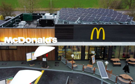 McDonald's ha abierto su primer restaurante con cero emisiones de carbono. Sin embargo, activistas lo acusan lavado verde