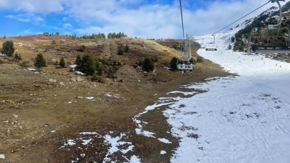 En Delémont, en el Jura, el termómetro alcanzó los 20,9 º C. Este es el registro más alto al norte de los Alpes en un día de enero. Mientras tanto, Ginebra reporta 15 días continuos con una temperatura máxima diaria superior a los 10° C, un marcador inusual desde el inicio de las mediciones en 1864, según en el servicio meteorológico MétéoSuisse