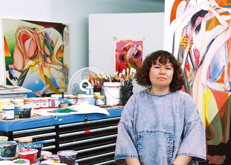 CHRISTINA QUARLES. Trabajando en su estudio, 2023