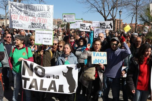 En el parque Arganzuela en Madrid Río protestaron para impedir la tala de 160 árboles por las obras de ampliación de la línea 11 del Metro.