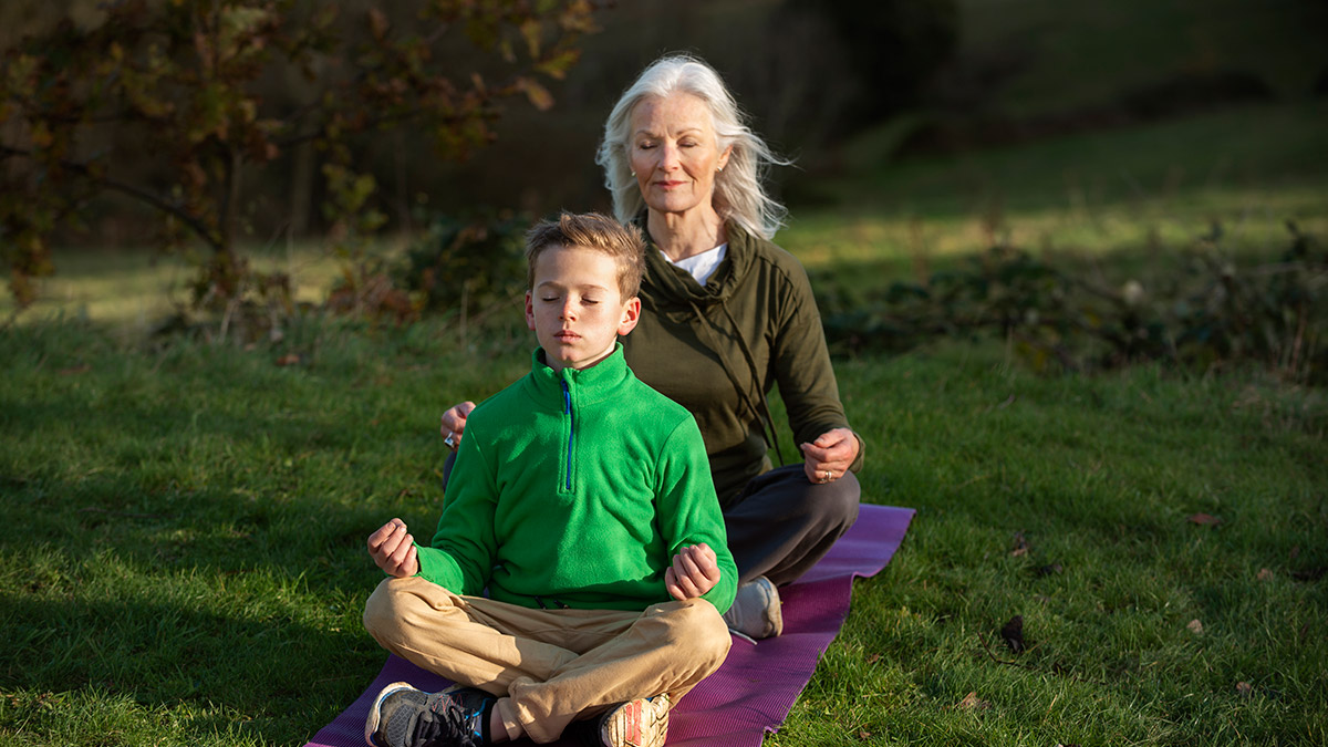 Los grandes efectos del yoga en niños y personas mayores