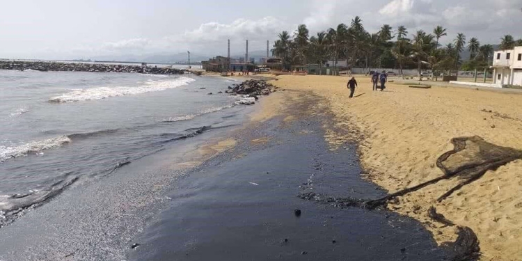 El vertido de crudo afecta también al Parque Nacional Morrocoy. Una ensenada paradisíaca de islotes o cayos con arrecifes y manglares de unos 320 kilómetros cuadrados.