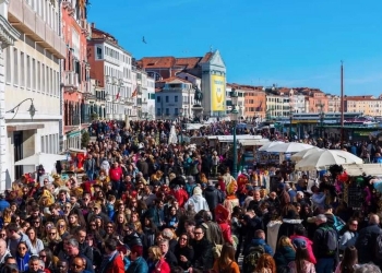 Turismo masivo en las calles de Venecia / Veneziavive.me