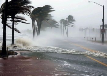 Las autoridades piden a la población mantenerse bajo resguardo hasta evaluar los daños de los fuertes vientos, lluvias intensas y diversos tornados registrados en las últimas horas