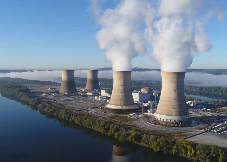 Las torres de enfriamiento en funcionamiento de la Unidad 1 emiten vapor de agua. Las torres de enfriamiento inactivas pertenecen a la Unidad 2, que sufrió daños permanentes en el accidente de 1979/Constellation Energy