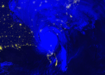 Imágenes compuestas de la NASA Black Marble en azul y amarillo que muestran las luces nocturnas poco después de que el huracán Helene tocara tierra en Florida